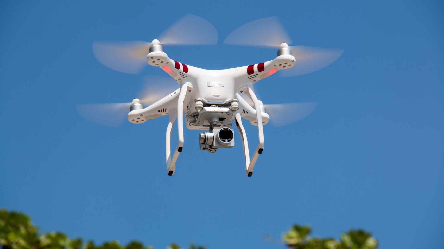 Imagen de archivo de un dron en pleno vuelo