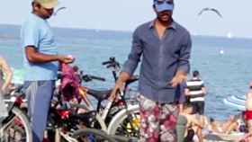 VÍDEO: Así esconden y venden el hachís en la playa de la Barceloneta | HUGO FERNÁNDEZ