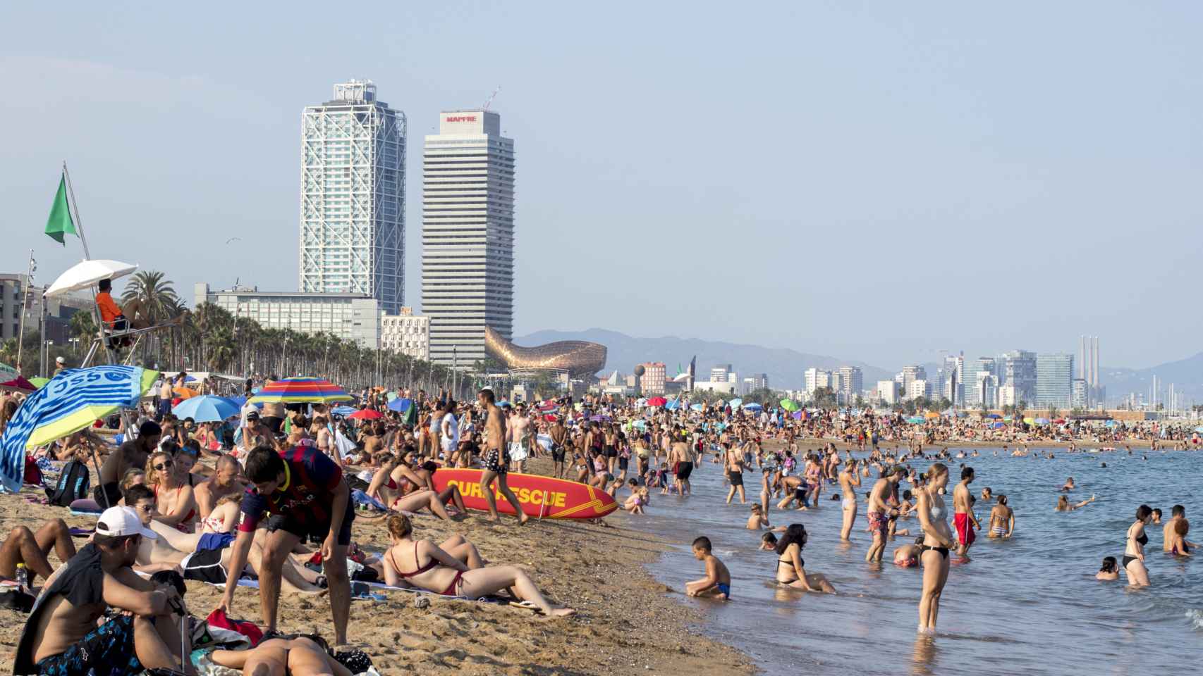Una imagen general de la playa de la Barceloneta en pleno verano | HUGO FERNÁNDEZ