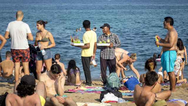 Vendedores de mojitos en la Barceloneta / HUGO FERNÁNDEZ