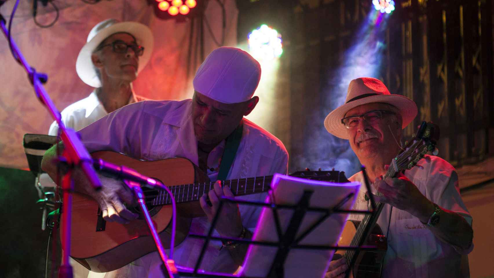 El grupo De La Rambla en una actuación en Sants / HUGO FERNÁNDEZ
