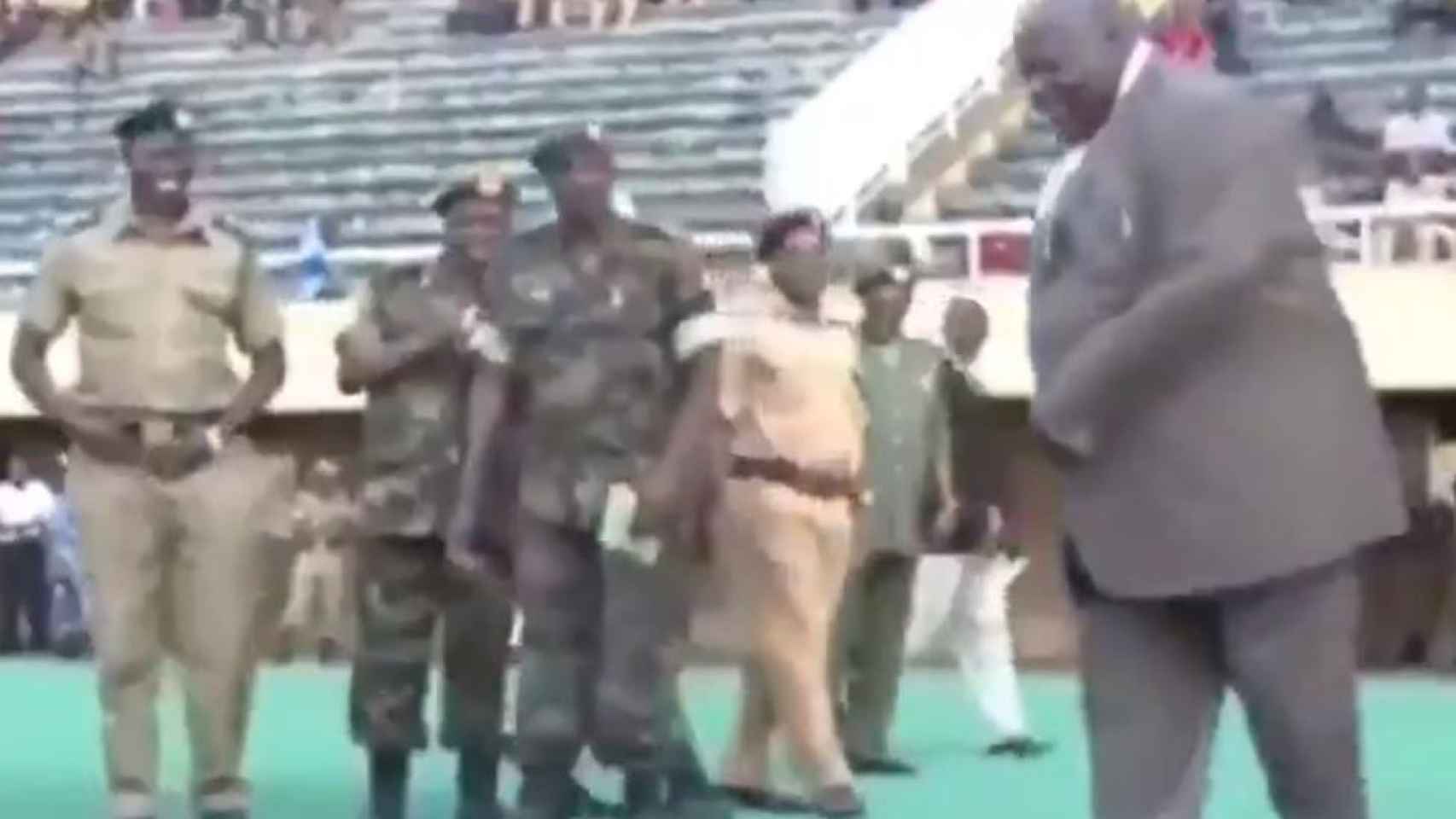 El Vicepresidente de Uganda haciendo el saque de honor
