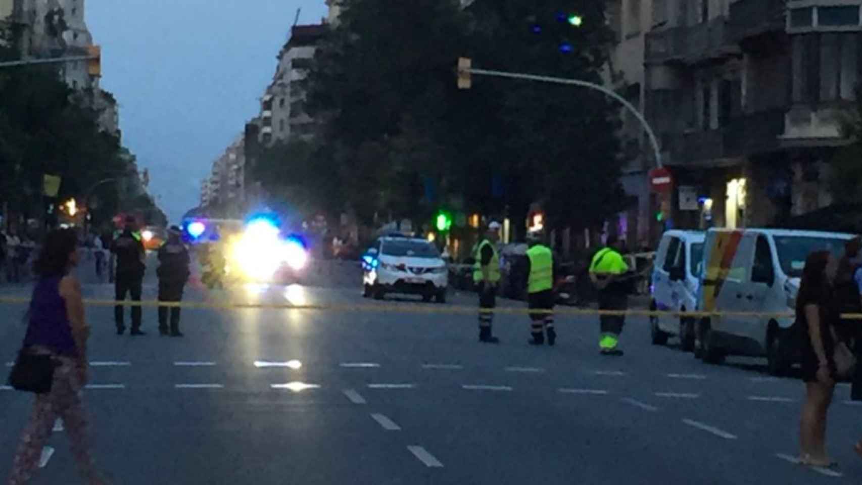 Una explosión obliga a cortar la calle Aragó / @SoniadeJaime/TWITTER