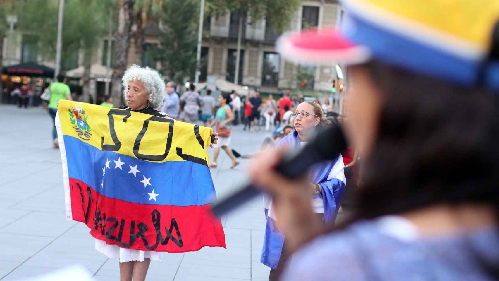 Pancarta en la que se puede leer 'SOS Venezuela' en plaza Universitat / HUGO FERNÁNDEZ