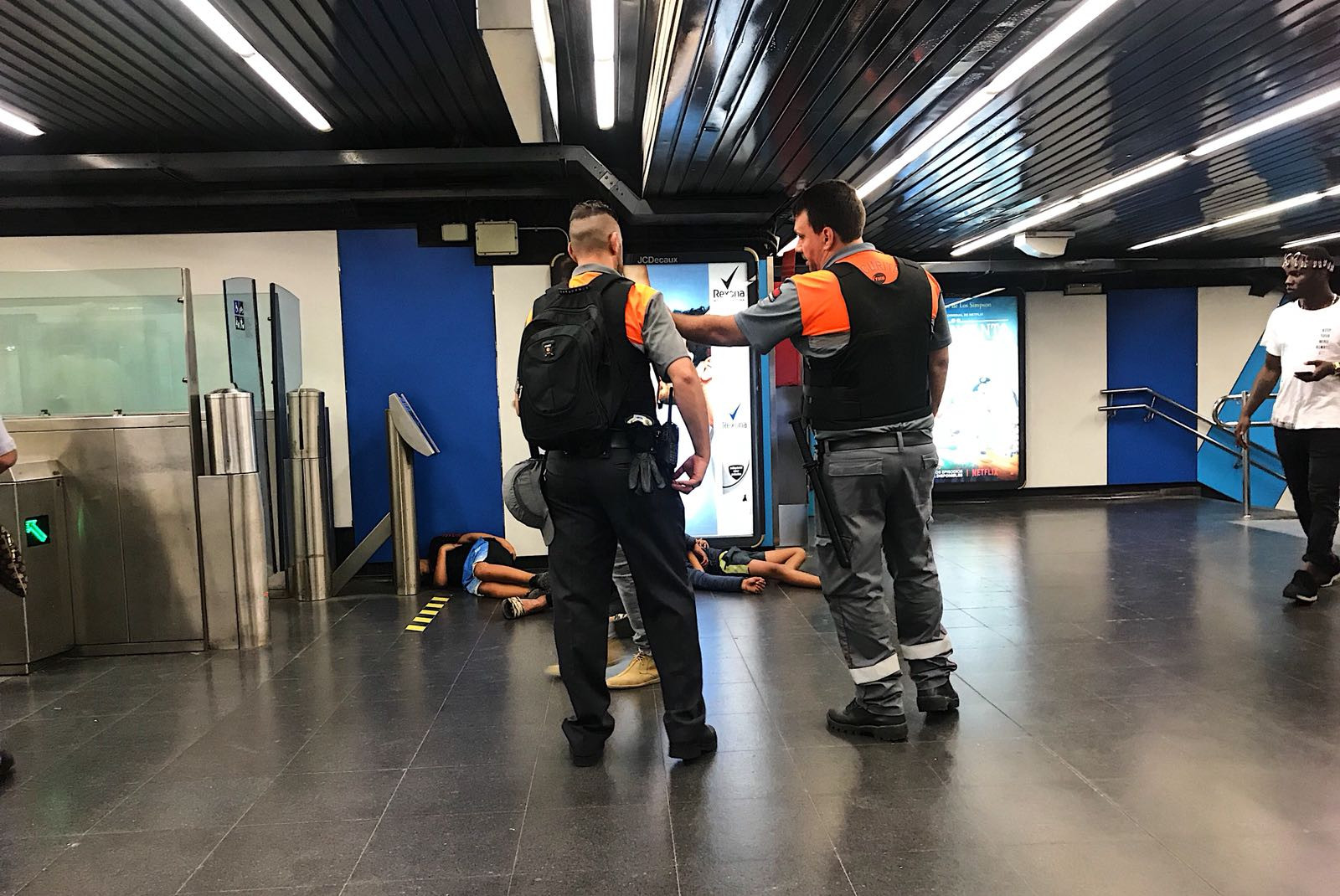 Policía del metro junto a los tres jóvenes inconscientes