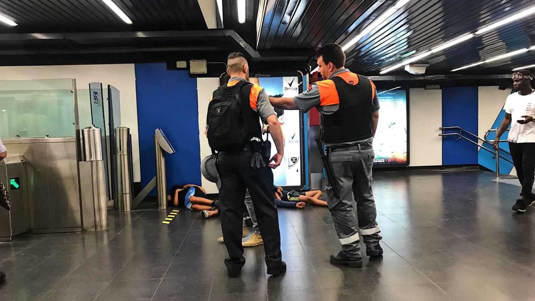 Policía del metro junto a tres jóvenes inconscientes, en un hecho ocurrido este año / Archivo