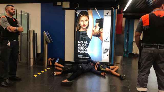 Los tres menores de origen argelino inconscientes en el metro de Vila Olímpica / Leticia Fuentes