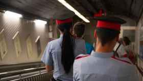 Pareja de agentes de los Mossos en el metro de Barcelona tras el detenido en la pelea / MOSSOS D'ESQUADRA