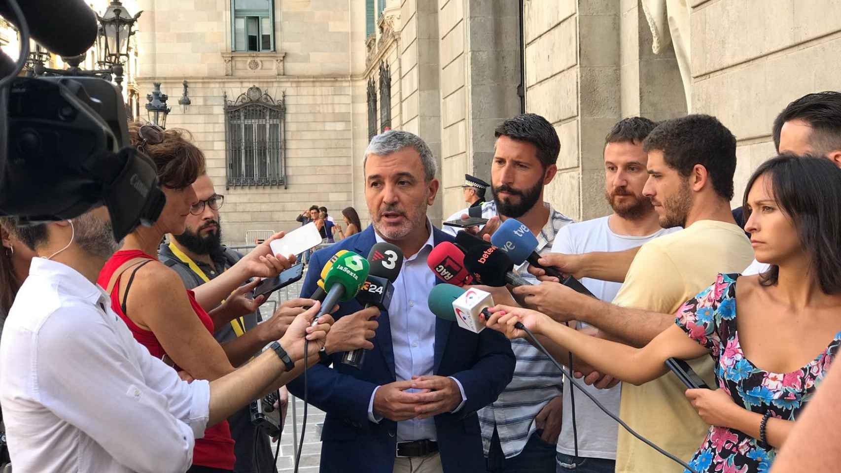 Jaume Collboni en declaraciones a los medios, en plena Plaça Sant Jaume / MIKI