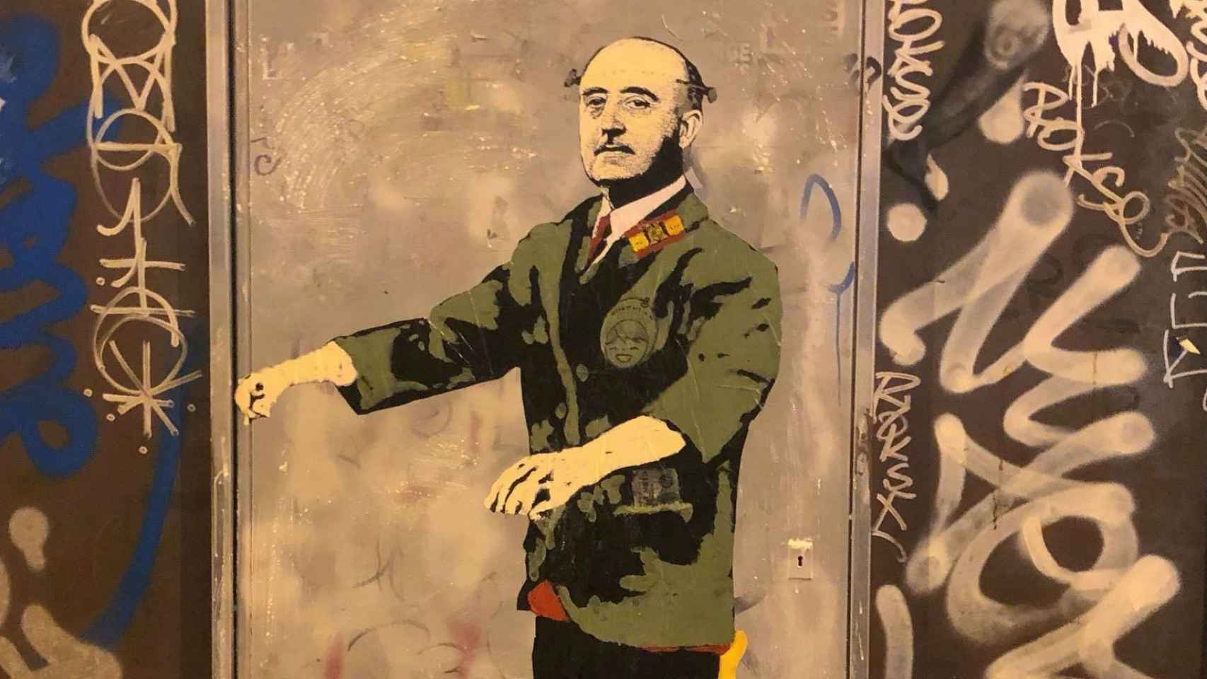 Un grafiti de Franco en plaza Urquinaona / EP
