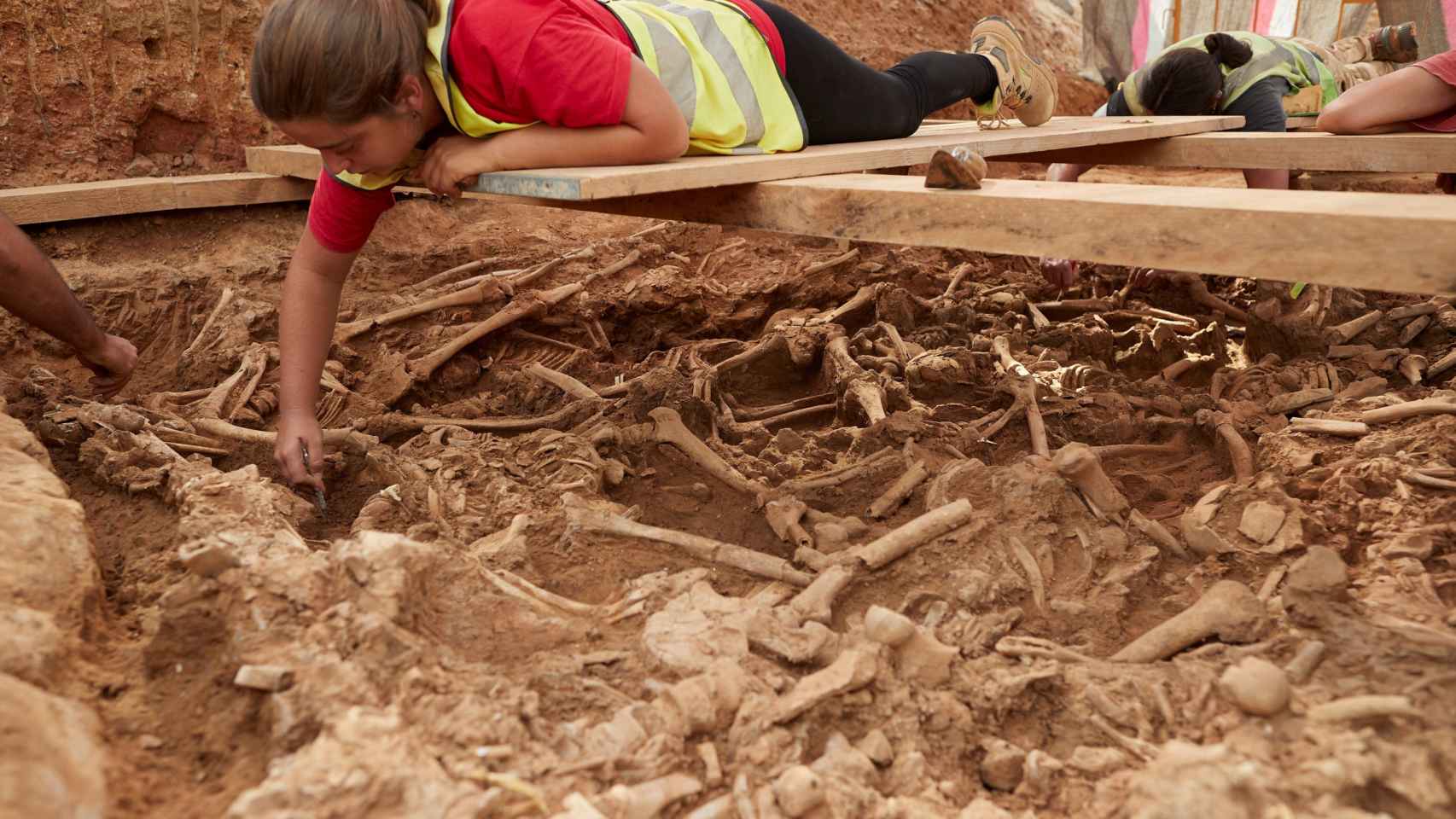 Los arqueólogos encuentran 358 esqueletos durante las obras de la nueva estación del AVE | EFE