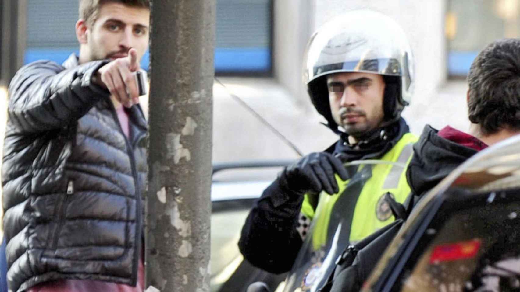 Gerard Piqué, junto a un guardia urbano, en una foto de archivo