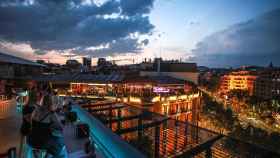 Terraza de un hotel céntrico de Barcelona con clientes. Durante el Mobile, los hoteles multiplican los precios de sus habitaciones | HUGO FERNÁNDEZ