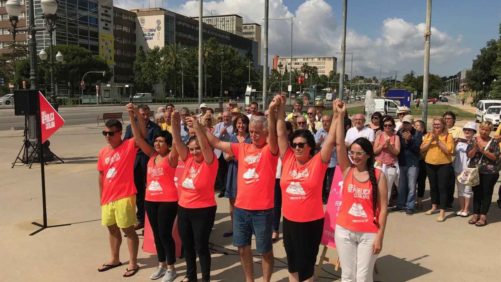 Algunos independentistas posando con la camiseta | EUROPA PRESS