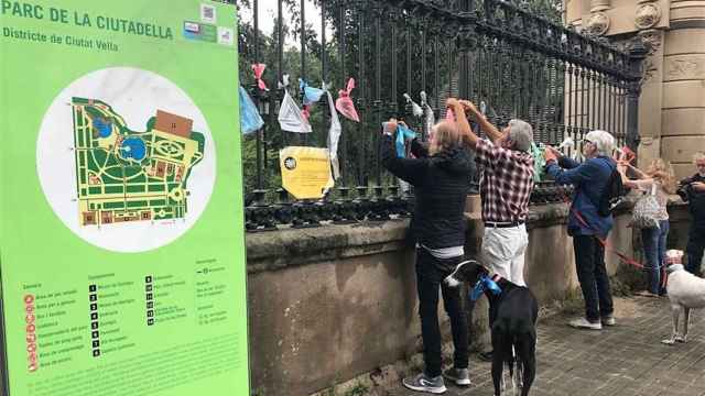 Bolsas de colores colgadas en la valla de la Ciutadella / EUROPA PRESS