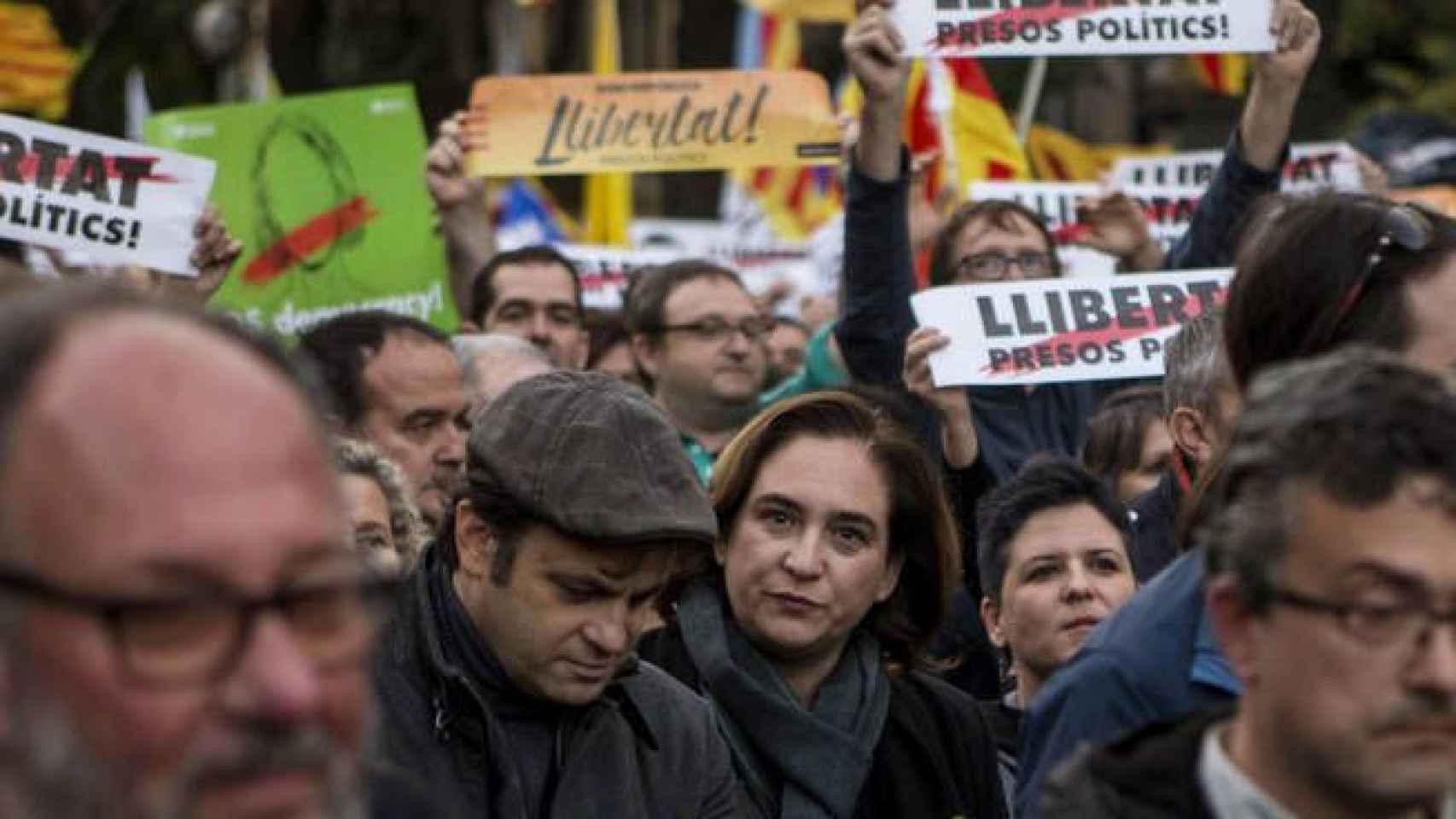 Ada Colau llevando un lazo amarillo en una manifestación por la libertad de los políticos independentistas presos