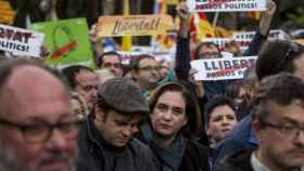 Ada Colau llevando un lazo amarillo en una manifestación por la libertad de los políticos independentistas presos
