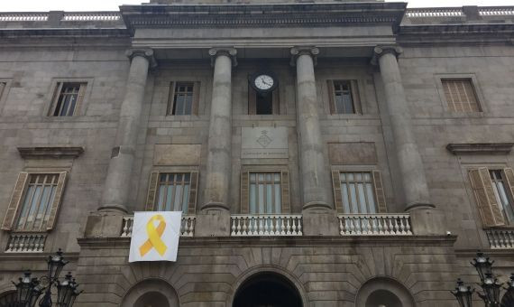 Lazo amarillo que preside la fachada del Ayuntamiento de Barcelona / LAURA GUERRERO