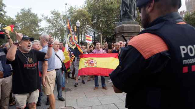 El PP reclama a Colau rescindir el contrato municipal con el agresor de una mujer que retiraba lazos amarillos en la Ciutadella / EFE MARTA PÉREZ