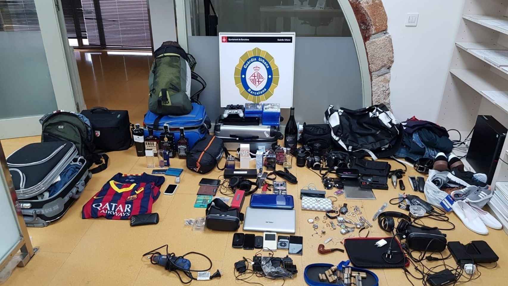 Algunos de los objetos recuperados tras la detención de seis personas por robos con fuerza en domicilios en BCN / GUÀRDIA URBANA