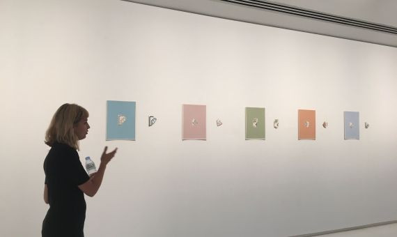 Paula Valdeón mostrando su instalación en la Sala Parés | PAULA BALDRICH