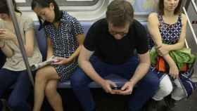 Un hombre despatarrándose en el Metro