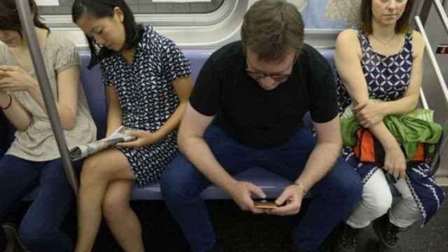 Un hombre despatarrándose en el Metro _570x340