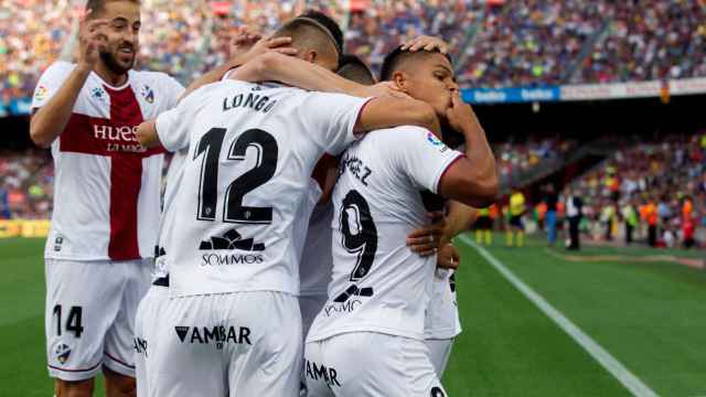 El Cucho Hernández celebra el primer del Huesca ante el Barça / EFE