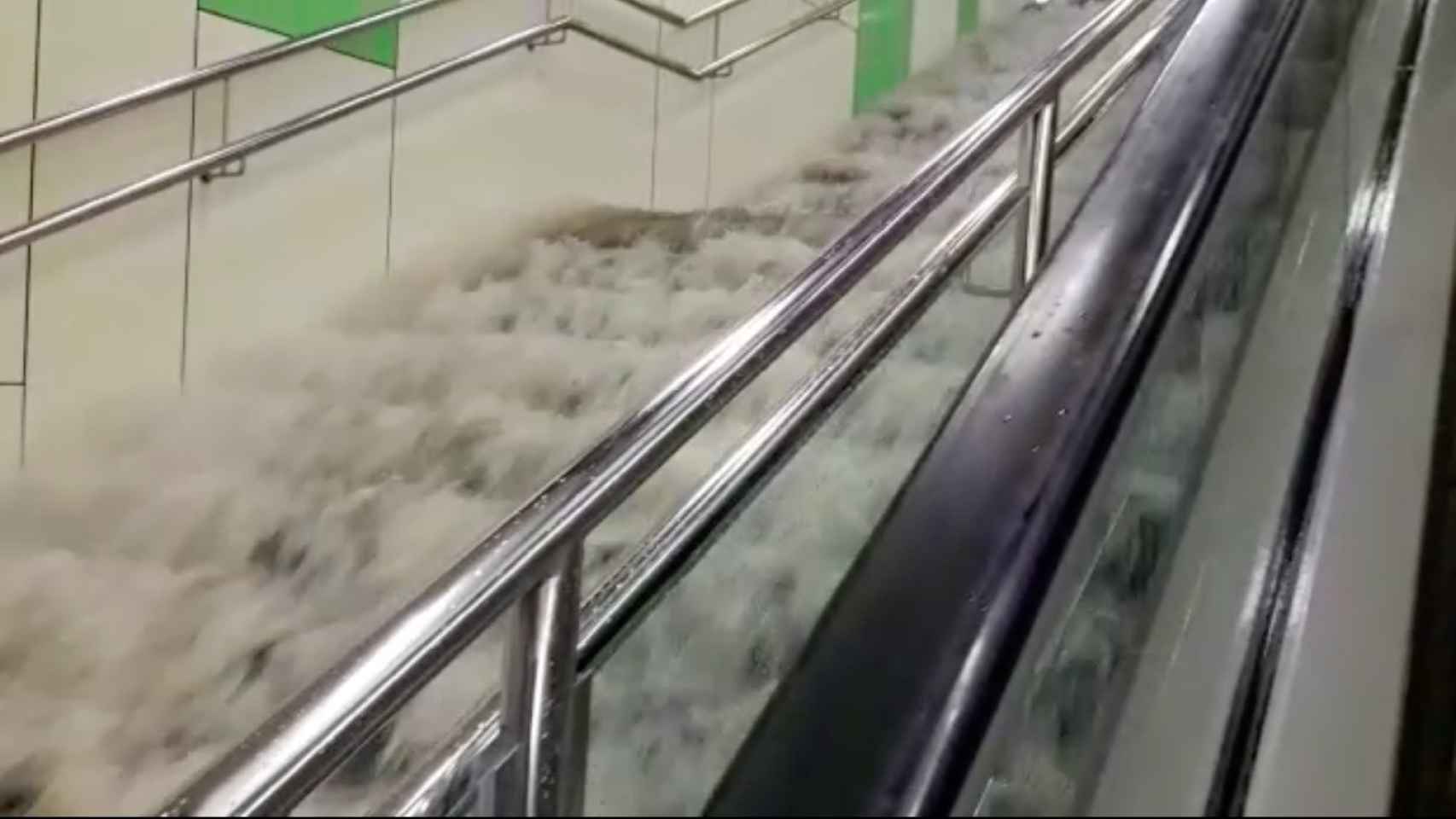 La escalera del Metro de Paral·lel inundada