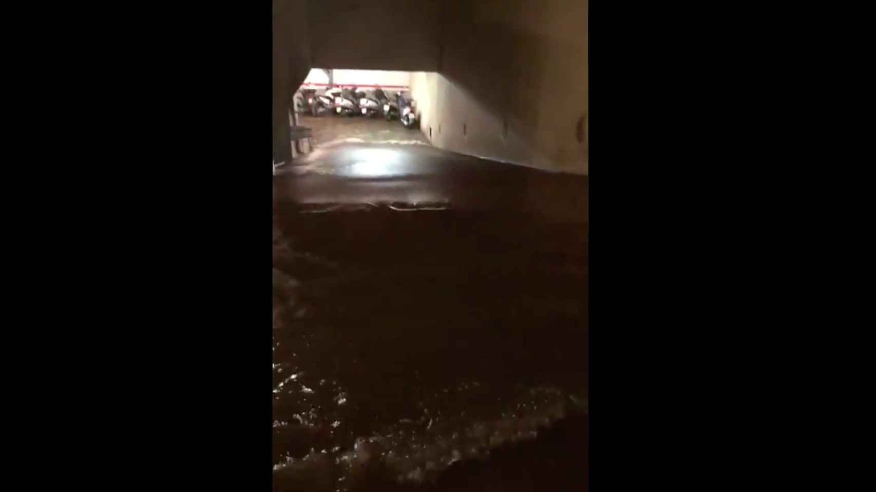 Gran inundación en una comisaría de Mossos d'Esquadra en Ciutat Vella | TWITTER
