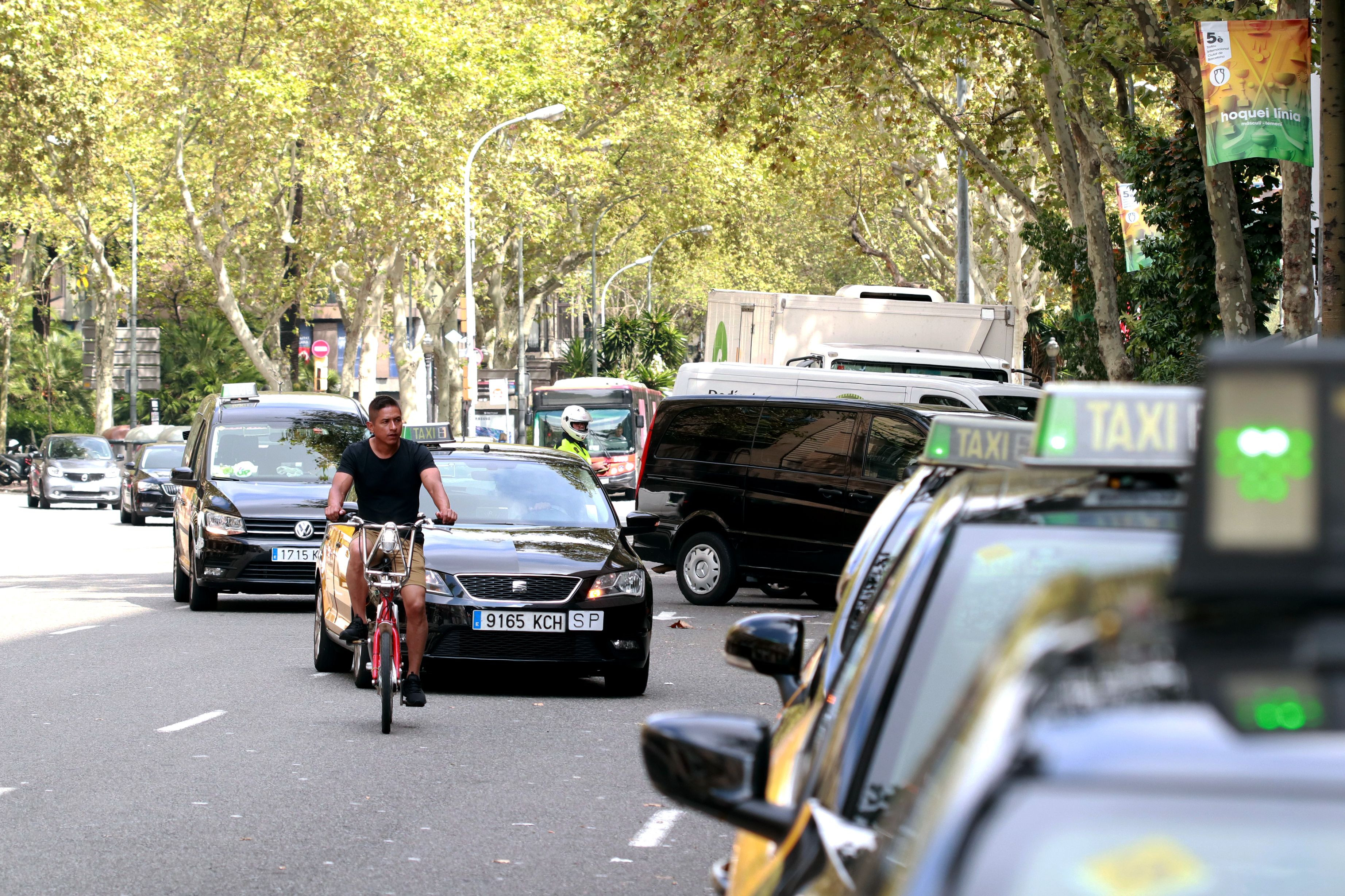 Un ciclista en la ronda de Sant Pere, donde está pendiente construir un carril bici / HUGO FERNÁNDEZ