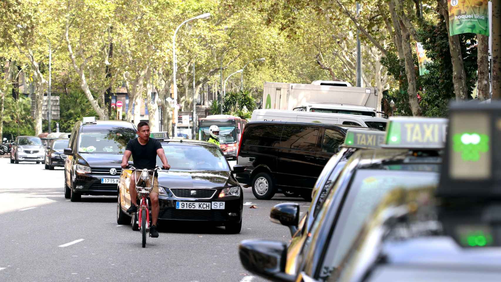 Un ciclista en la ronda de Sant Pere, donde está pendiente construir un carril bici / HUGO FERNÁNDEZ