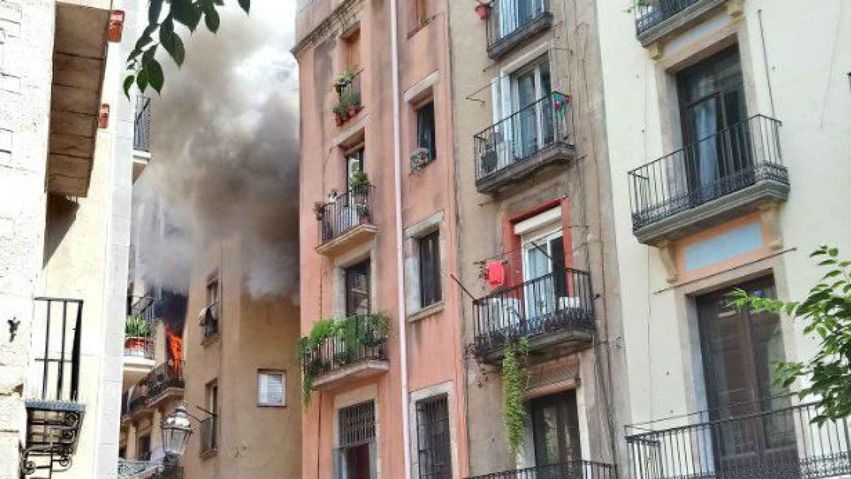 Un incendio ha quemado un piso en Ciutat Vella y ha provocado cinco heridos / TWITTER JUDITH GALLIMÓ