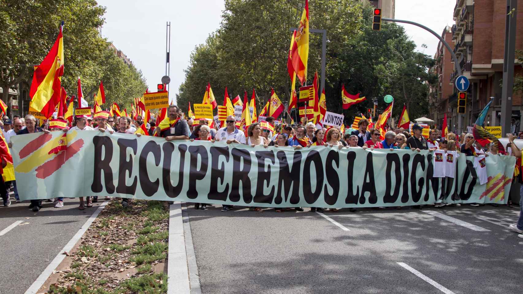 Unas 2.000 personas marchan en BCN por la unidad de España / HUGO FERNÁNDEZ