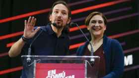 Pablo Iglesias, líder de Podemos, junto a la alcaldesa y líder de Comuns, Ada Colau / Archivo