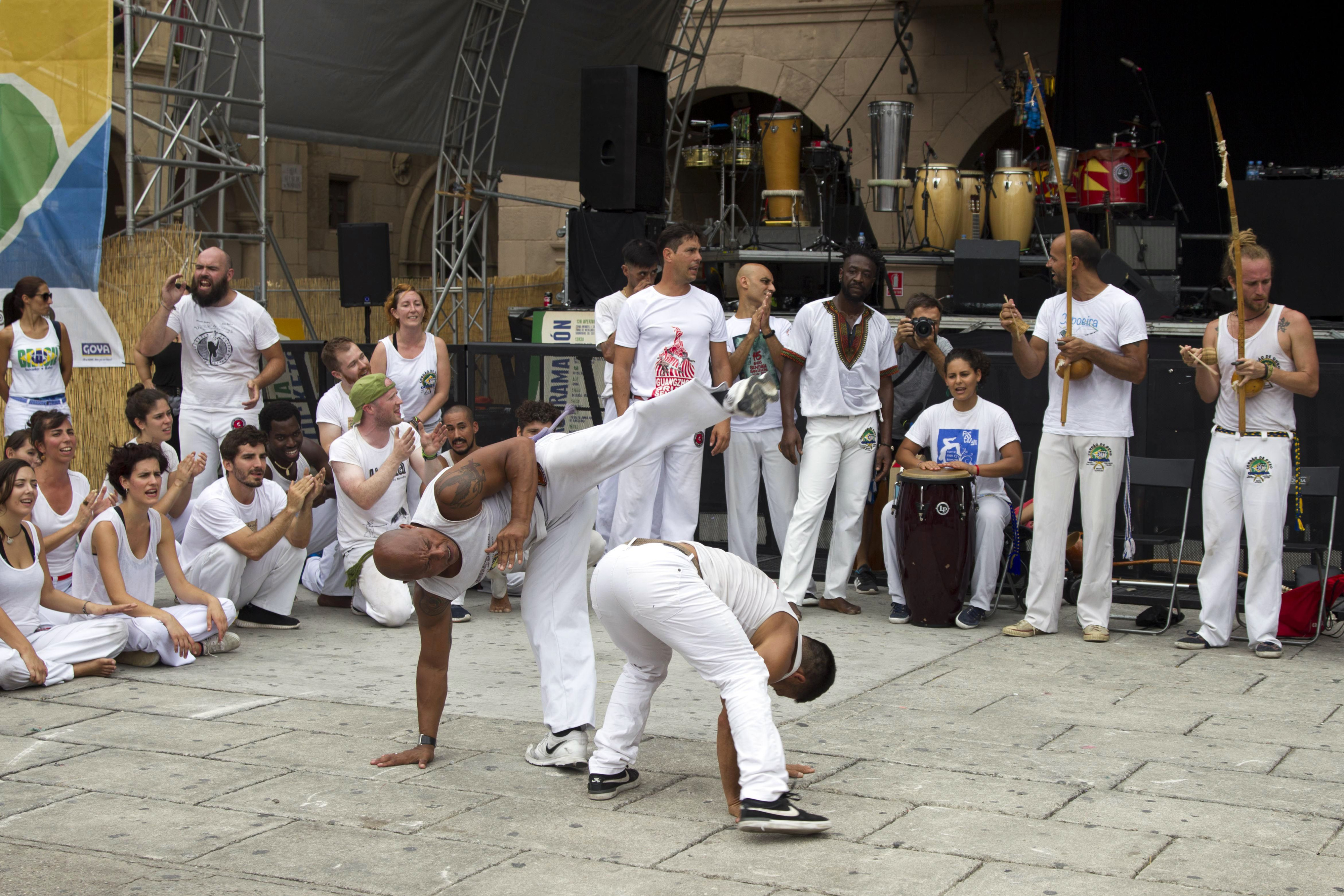 Roda de capoeira en la celebración del Día de Brasil en el Poble Espanyol / HUGO FERNÁNDEZ