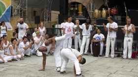 Roda de capoeira en la celebración del Día de Brasil en el Poble Espanyol / HUGO FERNÁNDEZ