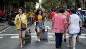 Turistas japonesas paseando por Barcelona durante la Diada / HUGO FERNÁNDEZ
