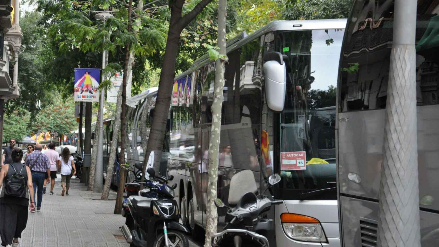 Autocares de otras ciudades y poblaciones aparcados en Barcelona / M. A. S.