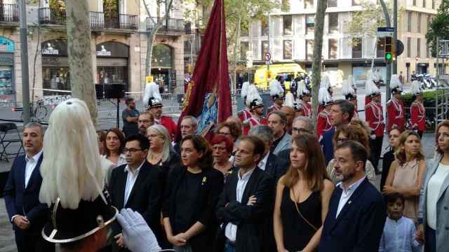 Ada Colau, rodeada de sus adláteres en el Ayuntamiento. También Collboni (PSC) y Alfred Bosch (ERC) / EP