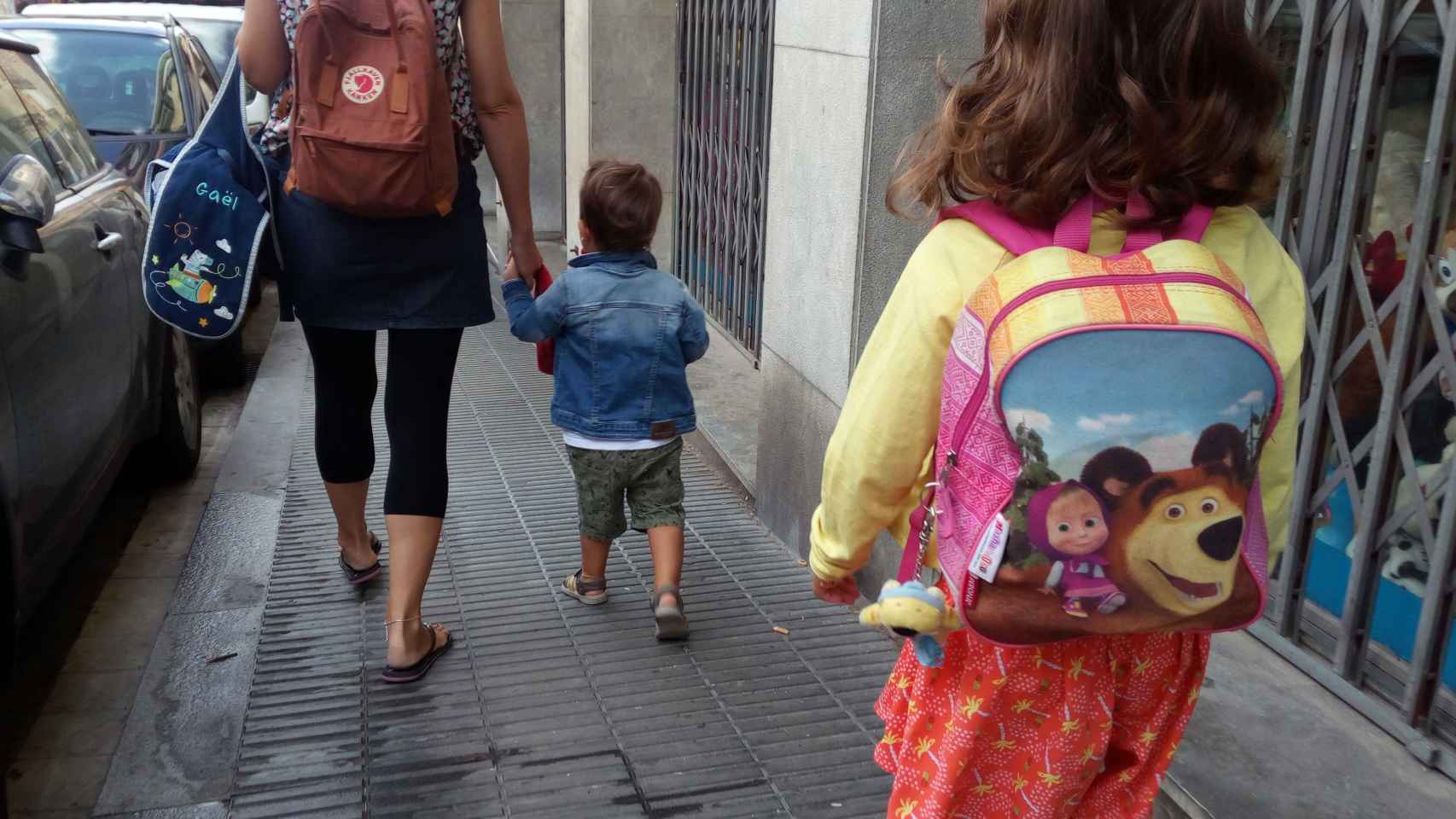 Dos niños de camino al cole / HUGO FERNÁNDEZ