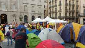 Los CDR han acampado en plaza Sant Jaume tras irrumpir en una manifestación españolista / TWITTER