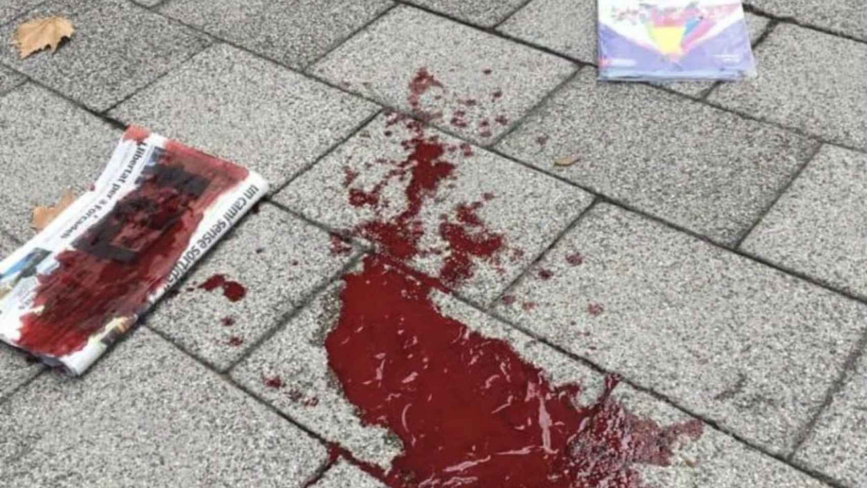 Reguero de sangre tras la agresión a un vecino de la Vila Olímpica / Twitter