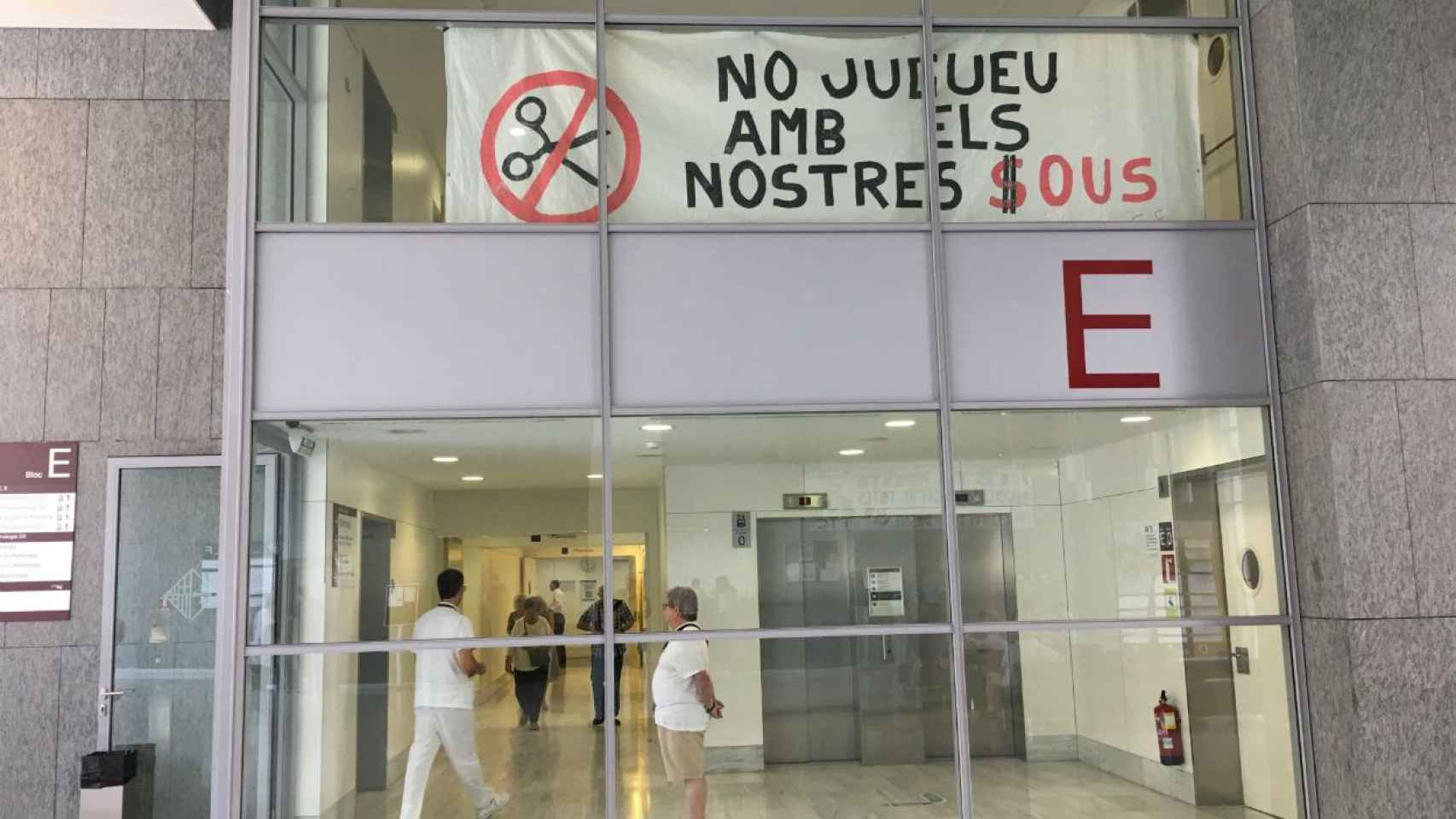 Una de las pancartas que sigue colgando en el hospital de Sant Pau / MIKI
