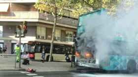 Un bus turístico se incendia en pleno centro de BCN / @ConesaJoC