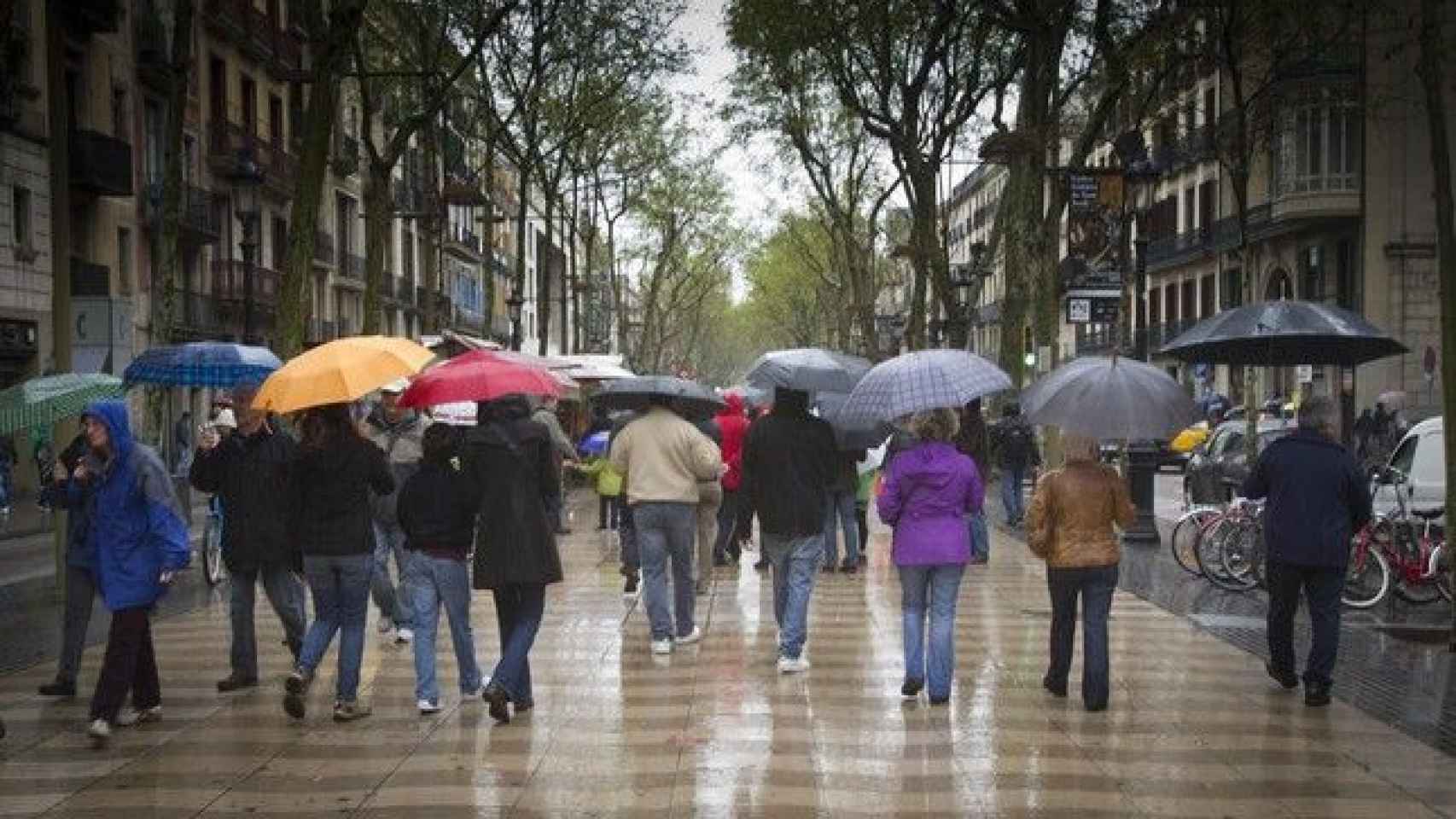La lluvia regresa a Barcelona / HUGO FERNÁNDEZ