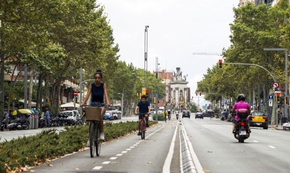 La avenida del Paral·lel es una de las calles más conocidas de Barcelona / HUGO FERNÁNDEZ