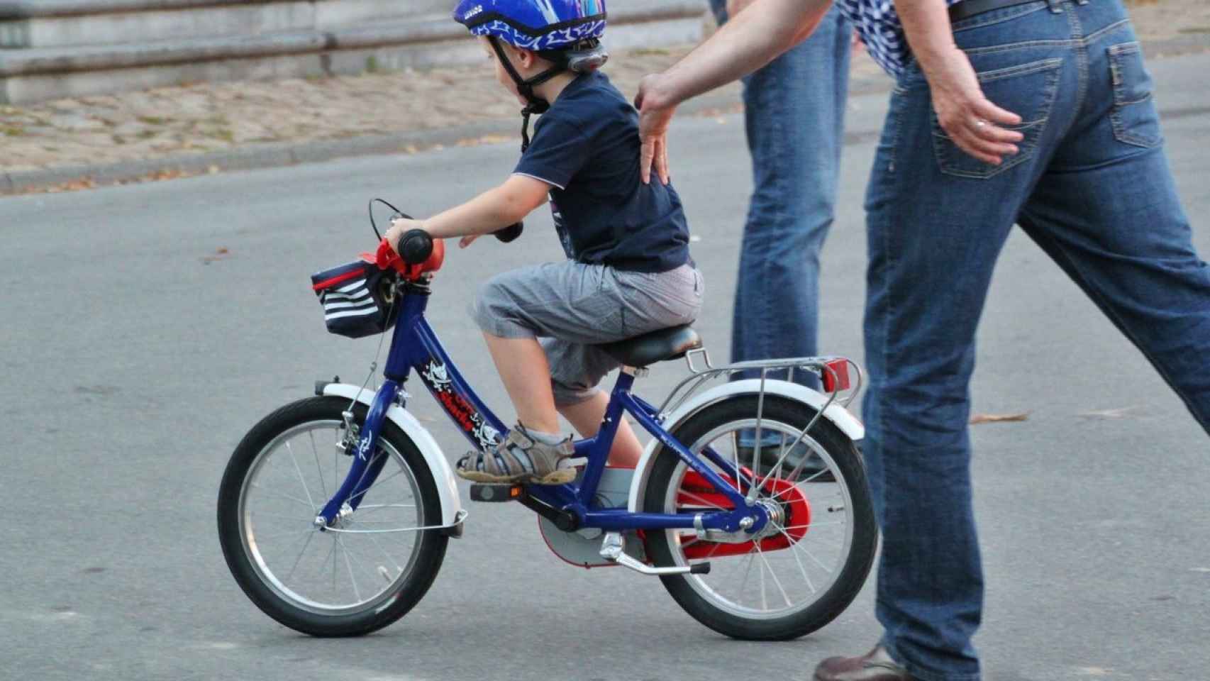Una imagen de un niño aprendiendo a ir en bici | ARCHIVO