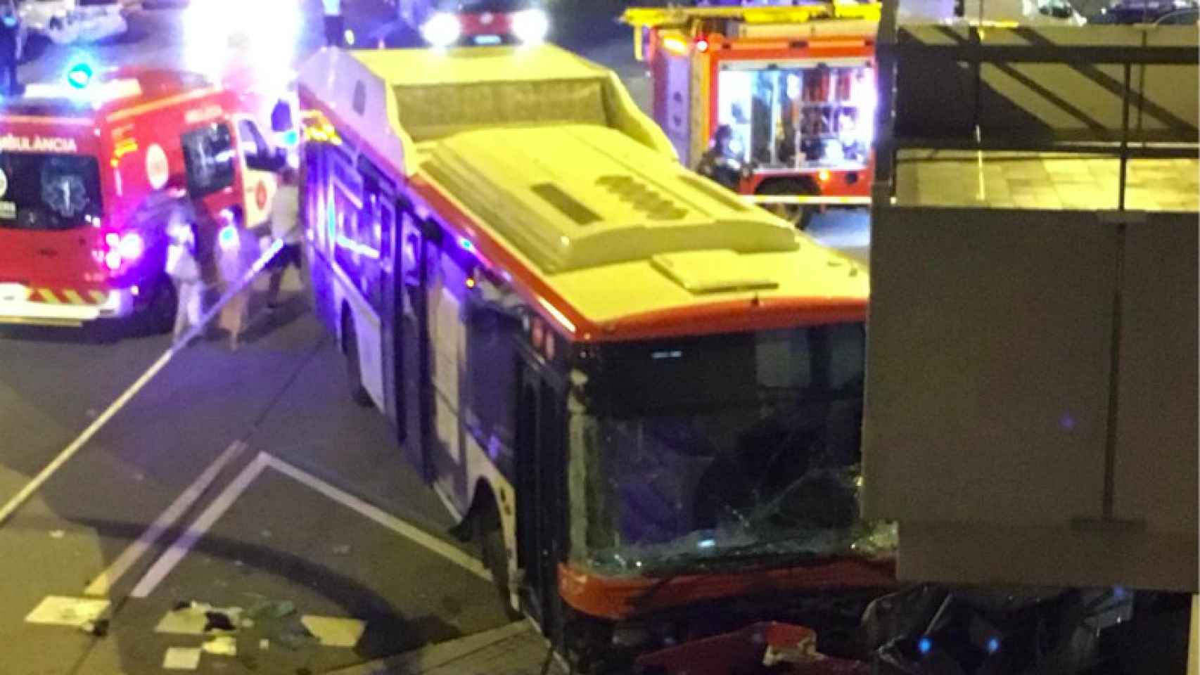 Espectacular accidente de bus mientras el conductor estaba en el lavabo