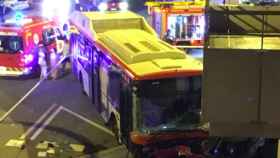 Espectacular accidente de bus mientras el conductor estaba en el lavabo